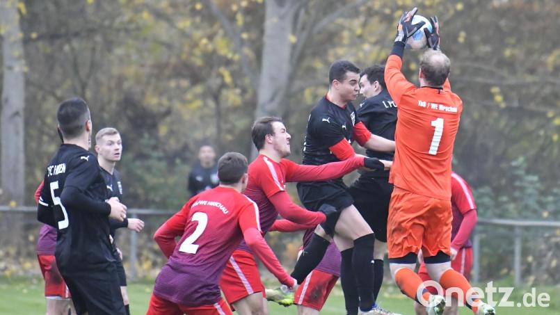 Den vollen Überblick behält in dieser Szene bei einer Riedener Ecke Torhüter Alexander Köck (ganz rechts) vom TuS-WE Hirschau gegen Sven Florek und Youssef El Mankouchi (schwarze Trikots, von rechts) vom FC Rieden, während sich Alexander Feuchtmeyer und Johannes Nepomuk Schuster (rote Trikots, von links) vom TUS-WE Hirschau in der Beobachterrolle befinden. Die Partie endete 0:0. Bild: Hubert Ziegler