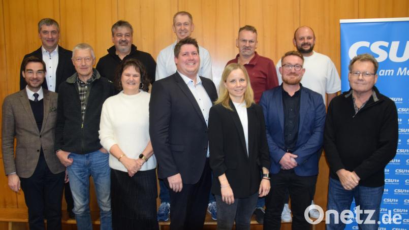 Bürgermeisterkandidat Michael Hammer (vorne, Mitte) freut sich über "seine" zwei Frauen und männlichen Kandidaten. Bild: fz