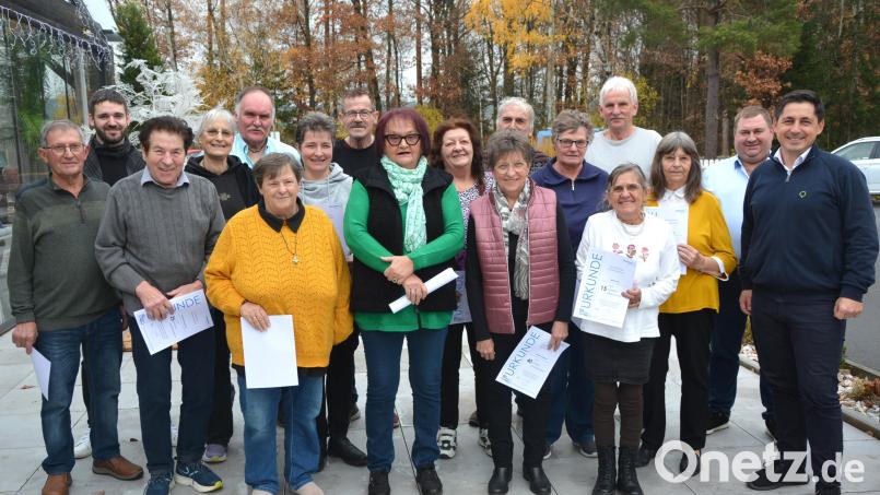 Zum Teil seit Jahrzehnten tragen diese Zustellerinnen und Zusteller bei fast jedem Wetter die Zeitung von Oberpfalz-Medien im Bereich Stiftland aus. Beim Trägertreffen am Montagmittag im Gasthaus Finkenstich wurden sie gebührend geehrt. Mit dabei war Oberpfalz-Medien-Geschäftsführer Johannes Zettl (rechts). Bild: jr