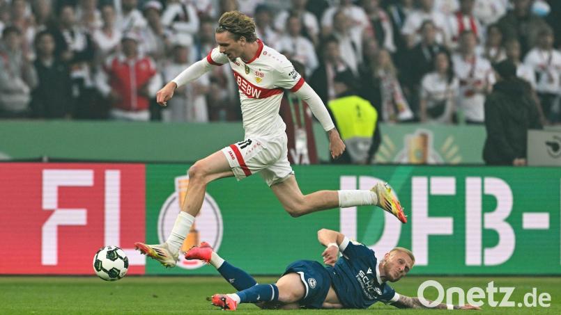 Erst gewann Nick Woltemade mit dem VfB Stuttgart den DFB-Pokal, dann zeigte er Mitgefühl mit Gegner Bielefeld. Bild: Federico Gambarini/dpa