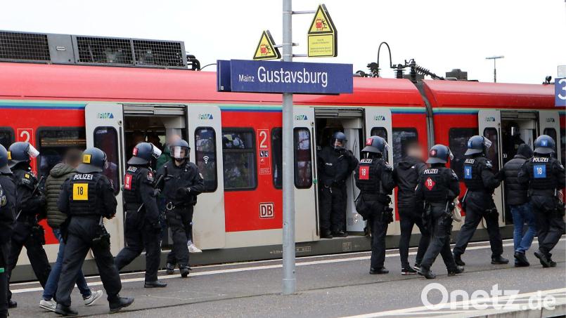 Fans des FSV Mainz 05 haben vor dem Spiel bei Eintracht Frankfurt einen Beamten tätlich angegriffen und verletzt. Bild: Uli Von Mengden/dpa