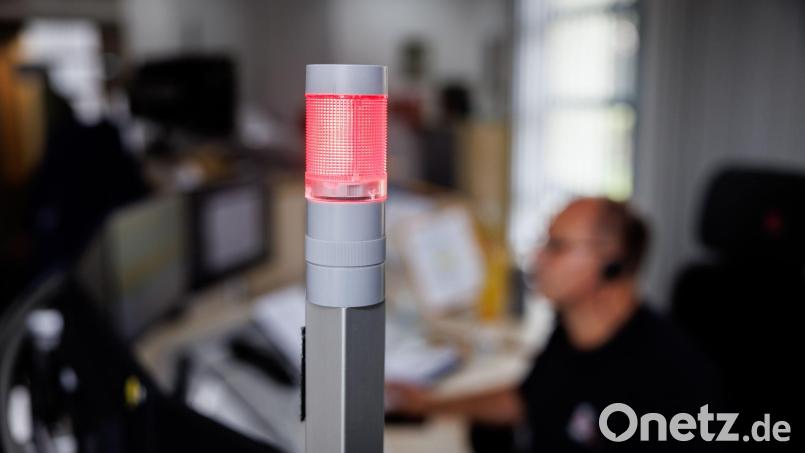 Wer in einer Notrufzentrale anruft, steht meist unter Stress. Muss man nach den richtigen Worten suchen, wird die Situation noch unangenehmer. (Symbolbild) Bild: Matthias Balk/dpa