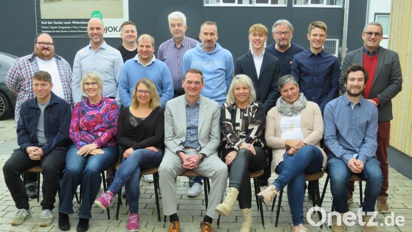 Die Kandidaten der SPD für die Kommunalwahlen 2026. Bürgermeister Ernst Schicketanz (vorne, Mitte) möchte die Geschicke der Gemeinde Altenstadt weiterhin steuern. Bild: adj