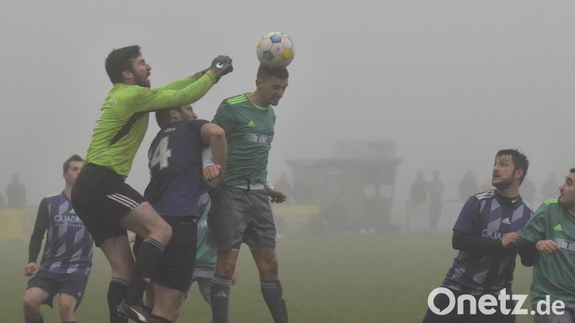 Manuel Löffelmann (beim Kopfball) macht in dieser Szene das 2:1 für den FC OVI/Teunz. Schmidgadens Torwart Lukas Prem kommt zu spät. Am Ende durfte sein Team aber mit dem 2:2 doch noch einen Punkt mitnehmen. Bild: Hans Mark