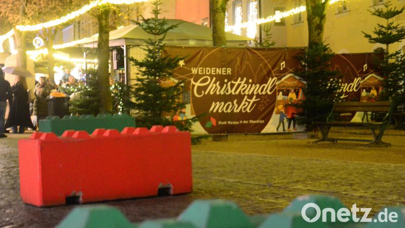 Derzeit setzt Weiden auf Betonpoller (ohne Rollen), um Veranstaltungen wie den Christkindlmarkt zu schützen. In Zukunft will die Stadt auf modernere Systeme setzen. Archivbild: Kunz