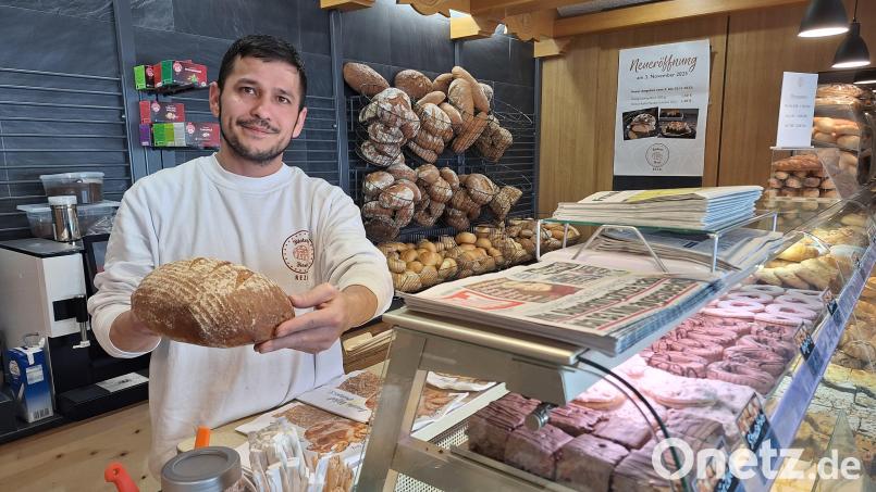 Zwei Wochen lang arbeitete Ghulan Reza Mohammadi im Stillen vor sich hin. Am 3. November eröffnete er dann plötzlich seine neue Bäckerei-Filiale auf dem Zipprothplatz in Dörflas. Foto: Wilhelmine Glaßer