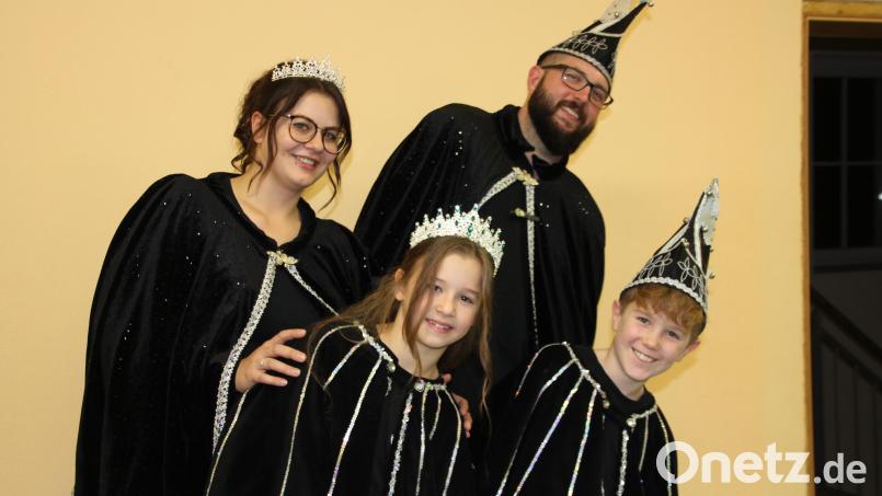 Die Bewegungen zum &quot;Bobfahrer&quot;-Lied haben beide Tirschenreuther Prinzenpaare schon drauf. Vorne das Kinderprinzenpaar Eva I. und Theo I, dahinter Nathalie I. und Tim I. Bild: kro