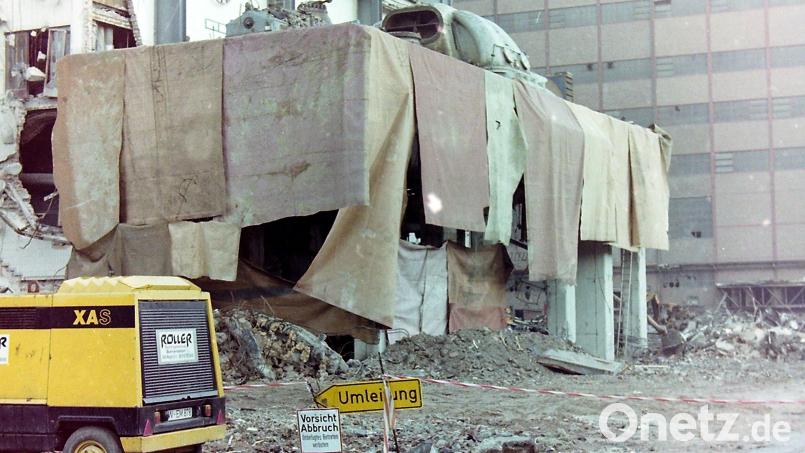 &quot;Vorsicht Abbruch&quot; lautet die Warnung vor 40 Jahren auf dem Schild. Damals wurde der Block A des Bayernwerks beseitigt. Archivbild: Georg Wickles