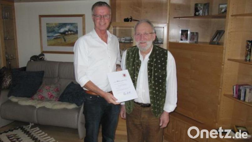 Bürgermeister Hermann Falk (links) gratuliert Joachim Friedrich zu seinem 80.Geburtstag. Bild: fg