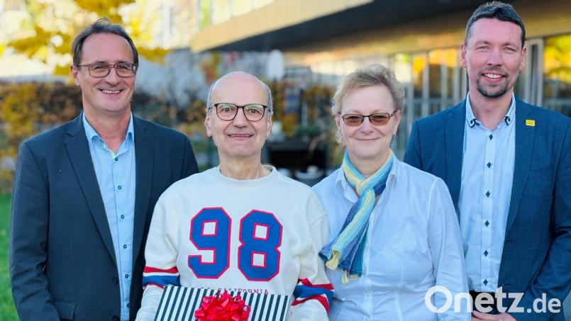 Geschäftsführer Bernhard Albrecht (links), Prokurist Christian Schafbauer (rechts) und die pädagogische Leitung und Vertrauensperson Verena Heilmann bedankten sich bei Joachim Gradl (Zweiter von links) für sein langjähriges Engagement als Werkstattratsvorsitzender. Bild: Mariella Kramer