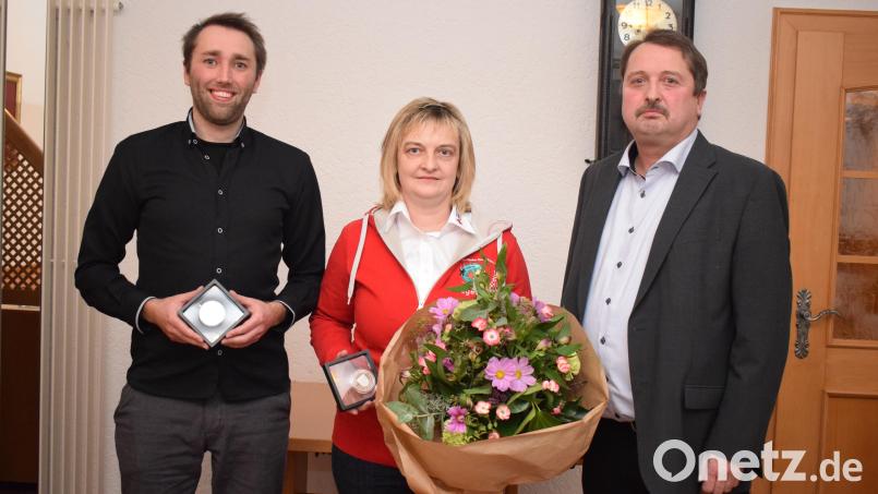 Bürgermeister Reinhard Schwarz (rechts) würdigte die Leistungen von Renate Schönberger, Tobias Lehner und Josef Schwandner (nicht im Bild) mit der Verleihung der Verdienstmedaille der Gemeinde Trausnitz. Bild: Richard Braun