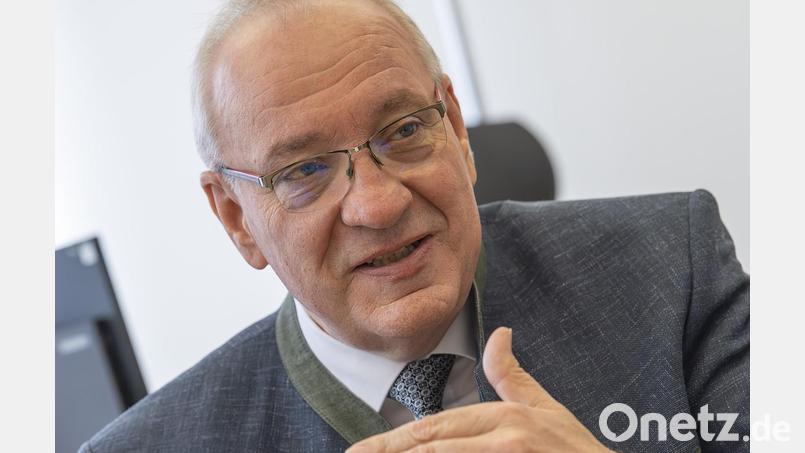 Bezirkstagspräsident Franz Löffler bei der Vorstellung des Haushaltsentwurfs 2026. Bild: Bezirk Oberpfalz/exb