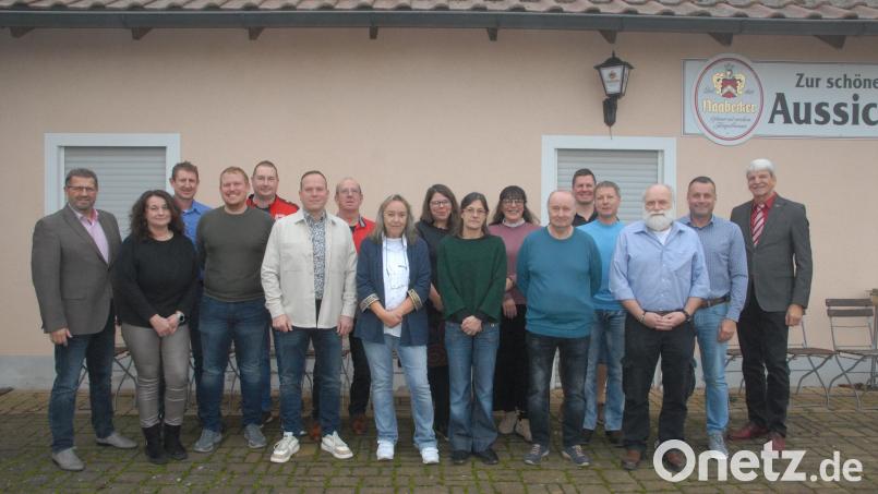 Die Kandidaten der SPD für die Kommunalwahl 2026 stehen fest. Bürgermeisterkandidat ist Christian Renghart (Sechster von links). Bild: pop