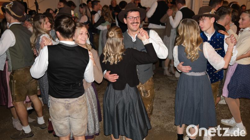 Die Kirwapaare mit Maresa Schieder und Kilian Plank an der Spitze tanzten Walzer, Polka und Zwiefache. Bild: Hirsch