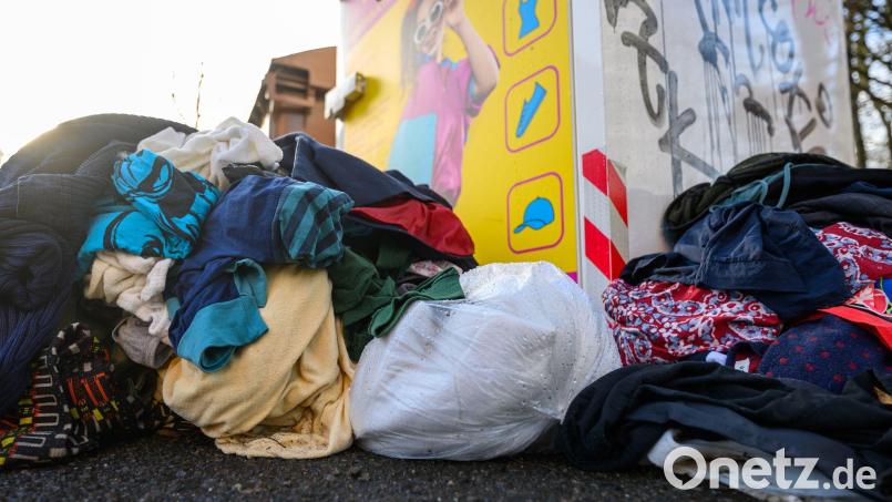 Im Umfeld von Altkleidercontainern, wie hier auf dem Symbolbild, wird gebrauchte Kleidung und anderer Müll hingeworfen. Nicht zuletzt wegen dieser Müllkippen werden Sammelbehälter auch im Landkreis Schwandorf abgebaut. Symbolbild: Hendrik Schmidt/dpa