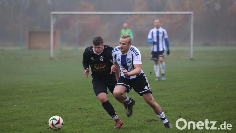 Julian Brandt (schwarzes Trikot) von der DJK Weiden im Laufduell. Gegen den SV Altenstadt drehte sich viel um die Namensvetter Julias, Lukas und Nico Brandt. Bild: Dieter Jäschke