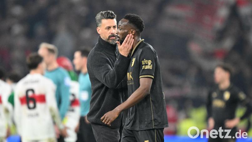 Wieder nichts: Augsburgs Trainer Wagner versucht den Verteidiger Matsima zu trösten. Bild: Bernd Weißbrod/dpa