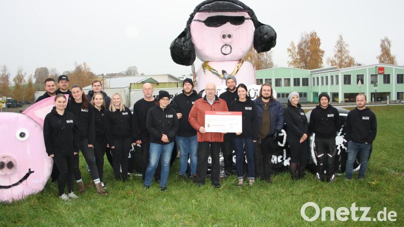 Hebert Putzer (Siebter von rechts) sagt &quot;Vergelt&#039;s Gott&quot; für die großzügige Spende. Bild: pi