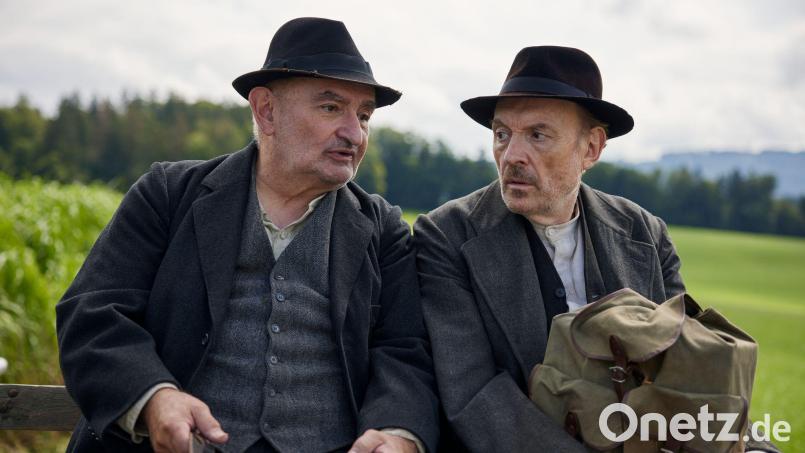 Silvan Heingeiger (Sigi Zimmerschied, l.) nimmt den Schuster Julius Kraus (Josef Hader) mit seiner Kutsche mit zum Leder kaufen in einer Szene des Fernsehzweiteilers „Sturm kommt auf“. Bild: Fabio Eppensteiner/ZDF/dpa