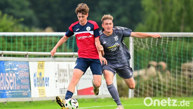 Moritz Leiß (links) brachte den SV Mitterteich 2 im Duell mit dem FC Tirschenreuth kurz nach dem Seitenwechsel entscheidend in Führung. Archivbild: Schrems, Thomas