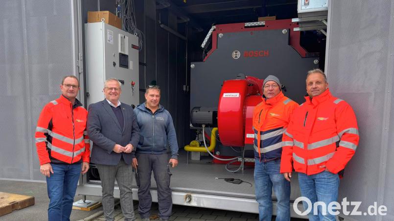 Die beiden neuen Heizersatzanlagen sorgen für zusätzliche Versorgungssicherheit im Schwandorfer Fernwärmenetz. OB Andreas Feller (2. v. links) begrüßt die Investition in die Versorgungssicherheit. Bild: Stadt Schwandorf, Daniel Weigl/exb