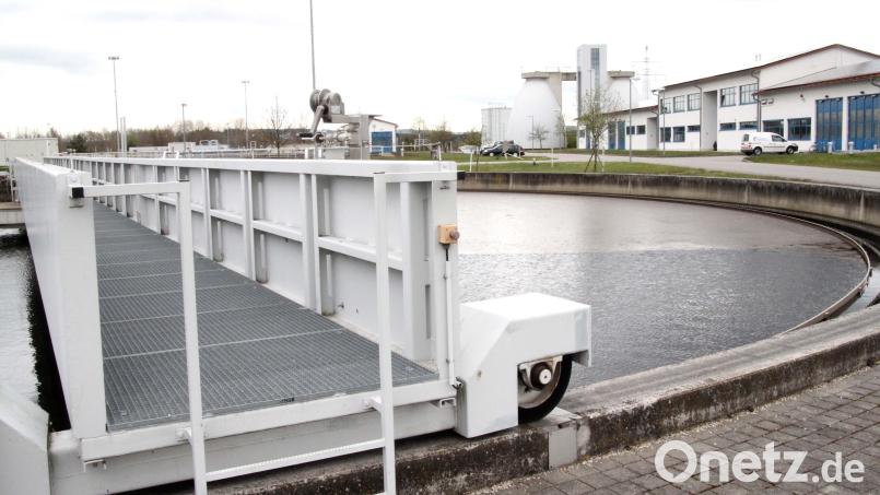 Die Gemeinden Schwandorf und Wackersdorf betreiben eine gemeinsame Kläranlage und investieren in die Sanierung der Faultürme (im Hintergrund) knapp zwei Millionen Euro. Bild: Hirsch