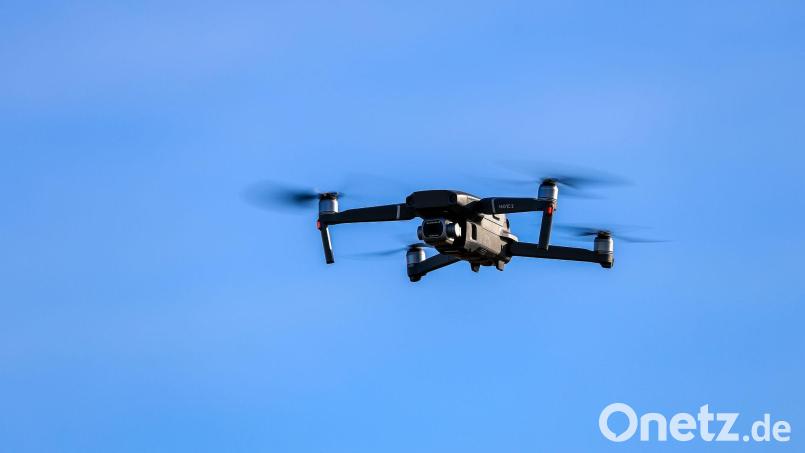Die Polizei fahndet nach der Drohnensichtung nach dem Piloten. (Symbolbild) Bild: Jan Woitas/dpa