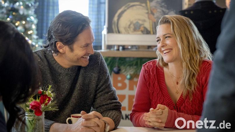 Oliver Hudson als Everett und Alicia Silverstone als Kate im neuen Netflix-Weihnachtsfilm „A Merry Little Ex-Mas“. (Start am 12. November) Bild: Amanda Matlovich/ Netflix/dpa