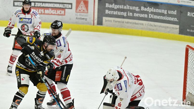 Benjamin Frank (links) vom ERSC Amberg erzielte den entscheidenden Treffer zum 4:3-Sieg gegen Buchloe. Bild: Hubert Ziegler