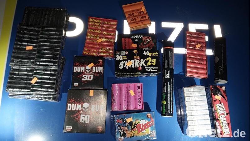 Diese Feuerwerkskörper hat die Polizei bei einem 15-Jährigen gefunden: Der Junge hatte versucht, die Pyrotechnik aus Tschechien nach Deutschland zu bringen. Bild: Bundespolizei