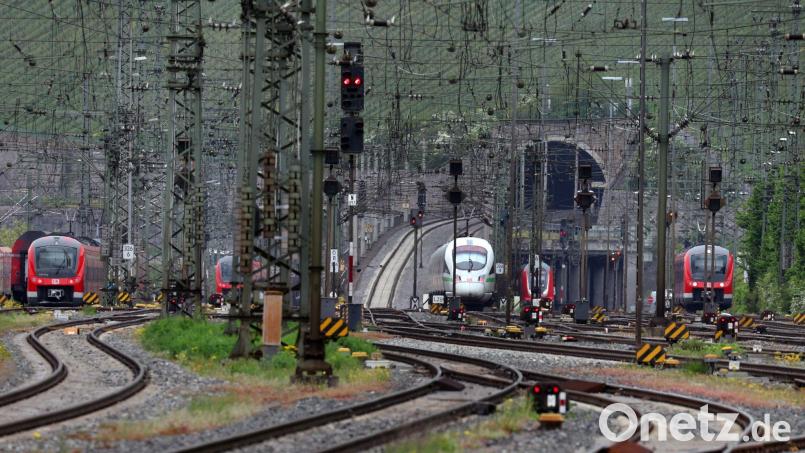 Der Schienenpersonennahverkehr in Bayern boomt wie nie: Fast zwölf Milliarden Kilometer legten die Fahrgäste im vergangenen Jahr in den bayerischen Zügen zurück. (Symbolbild) Bild: Karl-Josef Hildenbrand/dpa