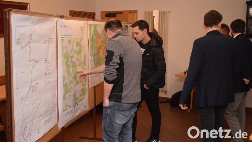 Im Rahmen der Bürgerversammlung haben Mitarbeiter der Max Bögl Wind AG über den Baustand des &quot;Windparks Trausnitz&quot; informiert. Bild: bnr