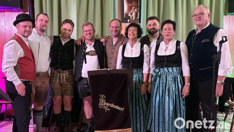 Gstanzlsänger Bene, die &quot;Sparifankerl Musi&quot; und die Zupfer-Moidla mit Gerhard Reber (von links) begeisterten nicht nur Bürgermeister Sebastian Giering (Dritter von rechts) mit ihrer echten Volksmusik und ihrem Humor, sondern auch das Publikum im voll besetzten Walbert-Saal. Bild: Julia Fienz