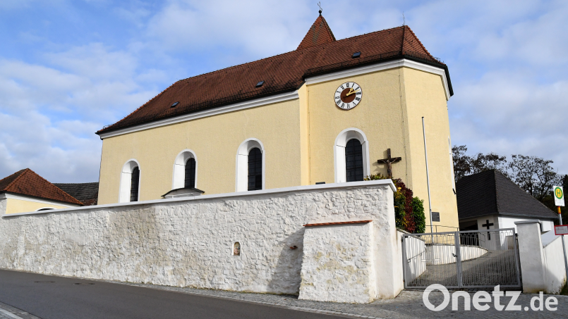 Die Gesamtkosten der sanierten Friedhofsmauer in Pursruck in Höhe von 73.180 Euro werden mit 10 Prozent bezuschusst. Der Gemeinderat in Freudenberg bewilligte jetzt einen ersten Abschlag in Höhe von 2000 Euro. Bild: sche