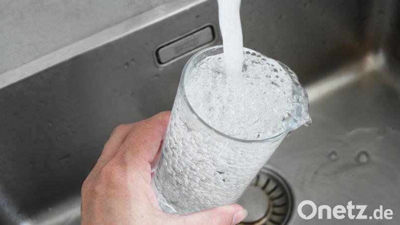 In Waldsassen ist der Verbrauch von Trinkwasser sprunghaft angestiegen. Ursache ist ein Leck im Stadtgebiet, das im Moment aber noch nicht lokalisiert werden konnte. Die Verwaltung ruft Bürgerinnen und Bürger auf, Auffälligkeiten wie nasse Flecken oder Rauschgeräusche im Rathaus zu melden. Symbolbild: Gabi Schönberger