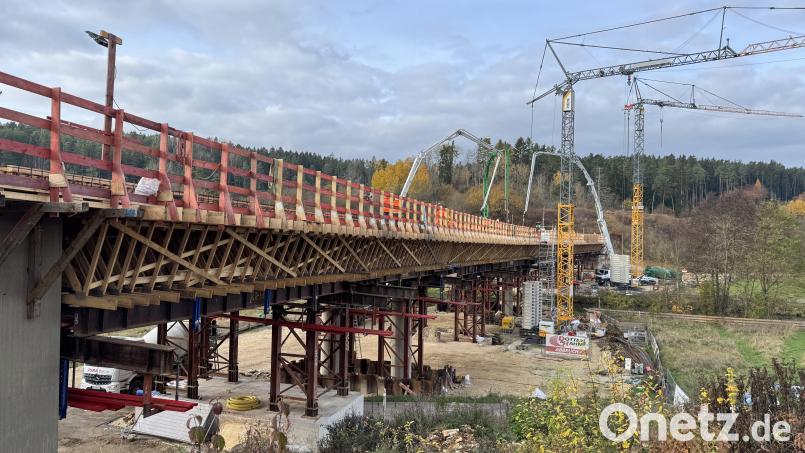 Ein bisschen früher als geplant: In der Nacht zum Dienstag hat die Betonage des Überbaus der größten Brücke der künftigen Kümmersbrucker Westumgehung begonnen. Bild: Heike Unger
