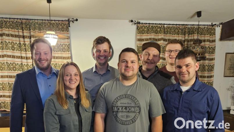 Die Junge Union Hohenburg stellt sich erstmals mit einer eigenen Kandidatenliste für die Kommunalwahl auf. Ihr Spitzenkandidat ist Josef Kugler aus Berghausen. Dazu gratulierte JU-Kreisvorsitzender Henner Wasmuth. Bild: bö