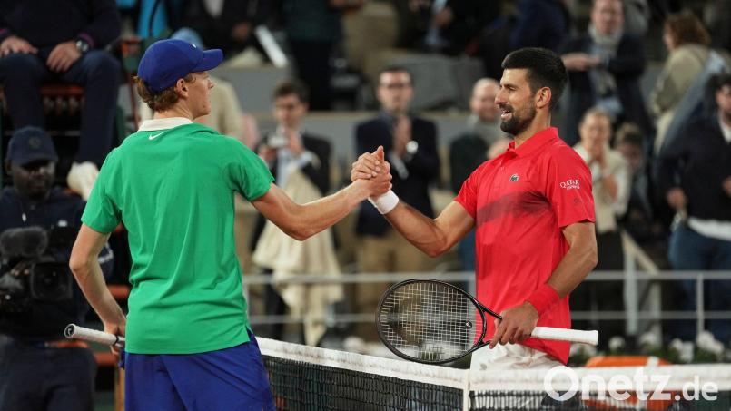 Novak Djokovic (r) hat eine klare Meinung zum Dopingfall von Jannik Sinner. Bild: Thibault Camus/AP/dpa