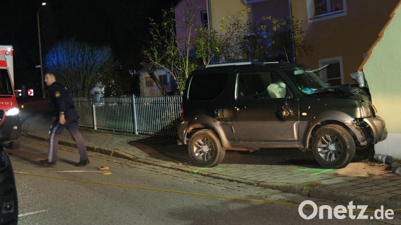Eine Seniorin kam mit ihrem Kleinwagen auf der Böhmischen Torgasse in Schwandorf von der Fahrbahn ab und prallte gegen eine Hauswand. Zuvor hatte sie eine Fußgängerin erfasst. Bild: Hirsch