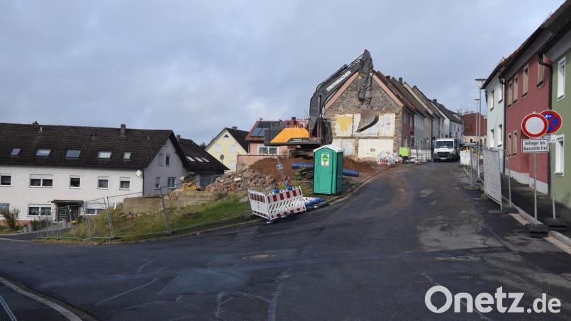 Der Abbruch in der Lichtensternstraße 13 hat begonnen. Hier soll unter anderem eine Quartiersgarage entstehen. Für Parkstein wird es 2026 das größte Projekt im Rahmen der Städtebauförderung werden. Bild: fz