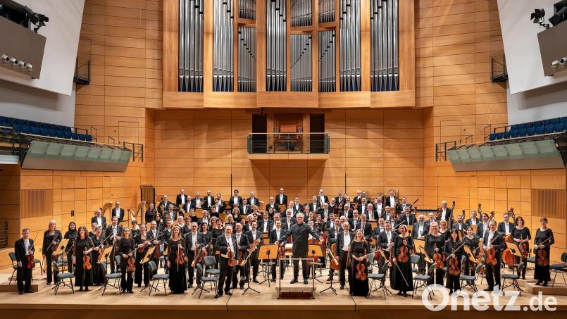 Chefdirigent Fabrice Bollon und die Staatskapelle Halle gastieren mit Mozart- und Bruckner-Sinfonien im Stadttheater Amberg. Bild: Falk Wenzel/exb