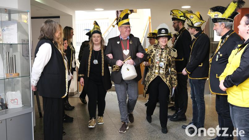 Durch ein Spalier von Schwandoria-Bienen führten Präsidentin Daniela Wopperer (rechts) und ihre Stellvertreterin Christina Odendahl (links) Oberbürgermeister Andreas Feller aus dem Rathaus und schickten ihn bis Aschermittwoch in Urlaub. Bild: Hirsch