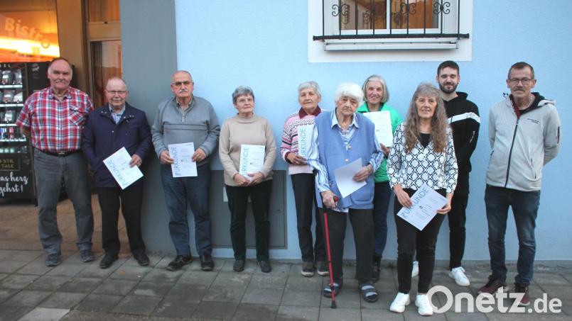 Nicht alle Jubilare konnten nach Pressath zu kommen. Von Gerhard Wölfel (links), Andreas Kehl und Marco Frankenberger (rechts hinten) nahmen Urkunden und ein Geschenkpäckchen persönlich in Empfang: Robert Steinkohl, Lorenz Schwarzmeier, Barbara Heining, Maria Merkl, Helga Eibl, Gunda Kneidl und Rita Meinke. Bild: Bernhard Piegsa