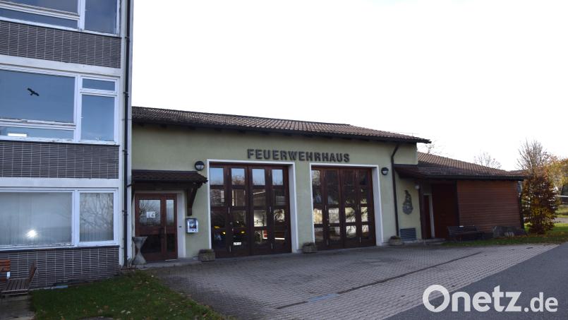 Das Feuerwehrhaus wird über die Heizung der alten Schule (links ein Teil) beheizt. Die Schule wird abgebrochen. Eine Heizung für das Gerätehaus wird gebraucht. Bild: fz