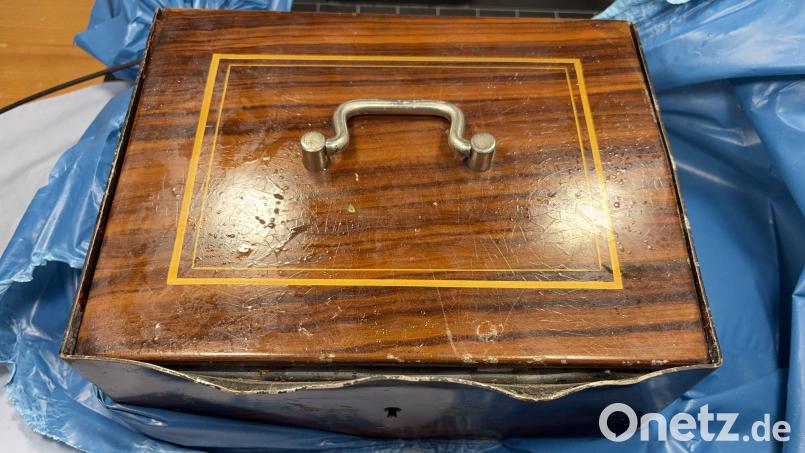 Diese aufgebrochene Geldkassette wurde in Sulzbach-Rosenberg gefunden. Die Polizei bittet den Eigentümer, sich zu melden. Bild: Polizei Sulzbach-Rosenberg