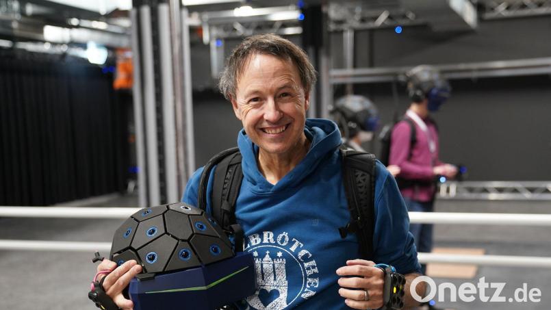 Frederik Braun hat einen Song veröffentlicht, der für weniger Handy-Zeit wirbt. (Archivbild) Bild: Marcus Brandt/dpa
