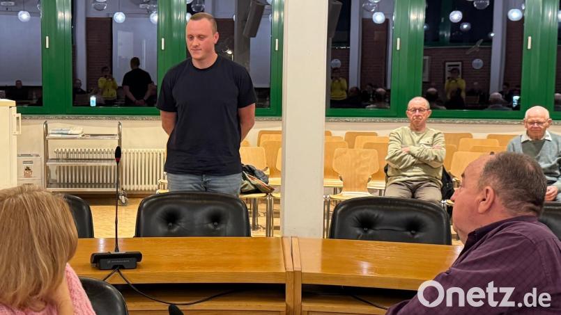 Michael Amann (stehend) ist der neue Erste Kommandant der Feuerwehr Theuern: Er stellte sich am Dienstagabend im Gemeinderat Kümmersbruck vor, der ihn dann einstimmig in seinem neuen Amt bestätigte. Bild: Heike Unger