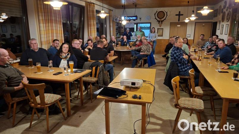 Gut besucht war die Bürgerversammlung am Dienstagabend im Wildenauer Schützenheim. In einer lebhaften Diskussion ging es unter anderem um die Planung der Kanalisation im Baugebiet &quot;Schlossleite&quot; oder die Aufstellung von Grüngut-Containern. Bild: prh