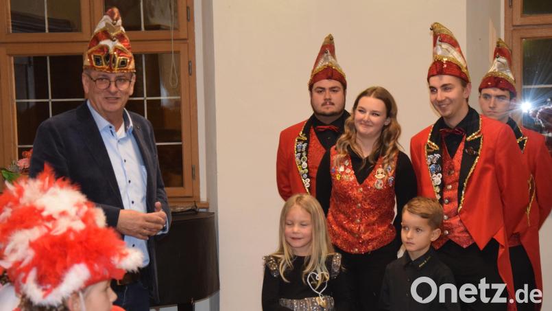 Bürgermeister Peter Braun lässt sich nicht lange bitten. Er übergibt traditionell den Rathausschlüssel des Oberen Schlosses an das Kinderprinzenpaar, .Prinzessin Marie I. und Prinz Jonas I. Bild: bö