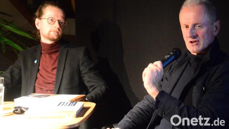 Professor Dr. Jörg Skriebeleit (rechts) und Julius Scharnetzky stellen in der Regionalbibliothek Weiden ihr Buch vor. Bild: Kunz